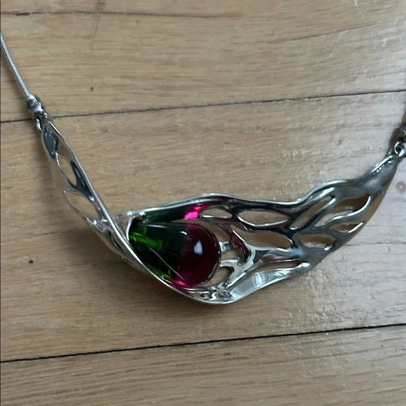 Elegant Silver Necklace with Red Detail - Picture 2 of 4